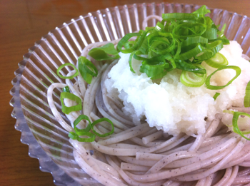 大根おろし　くろ麺